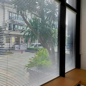 Rèm sáo nhôm màu đen chống nắng cho cửa sổ