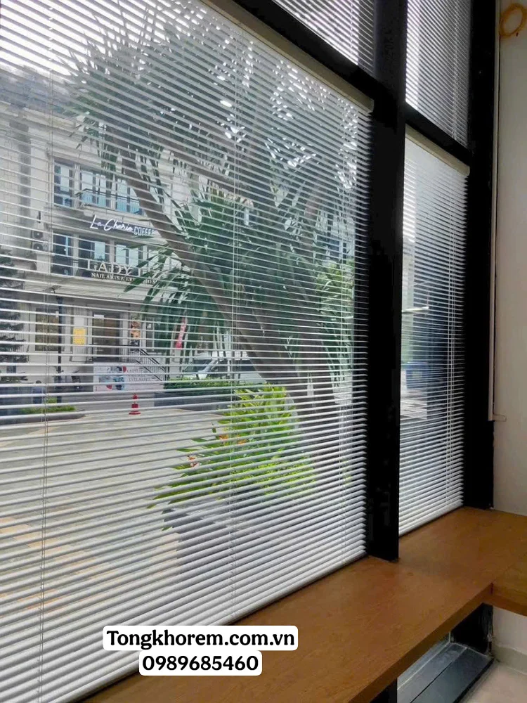 Rèm sáo nhôm màu đen chống nắng cho cửa sổ