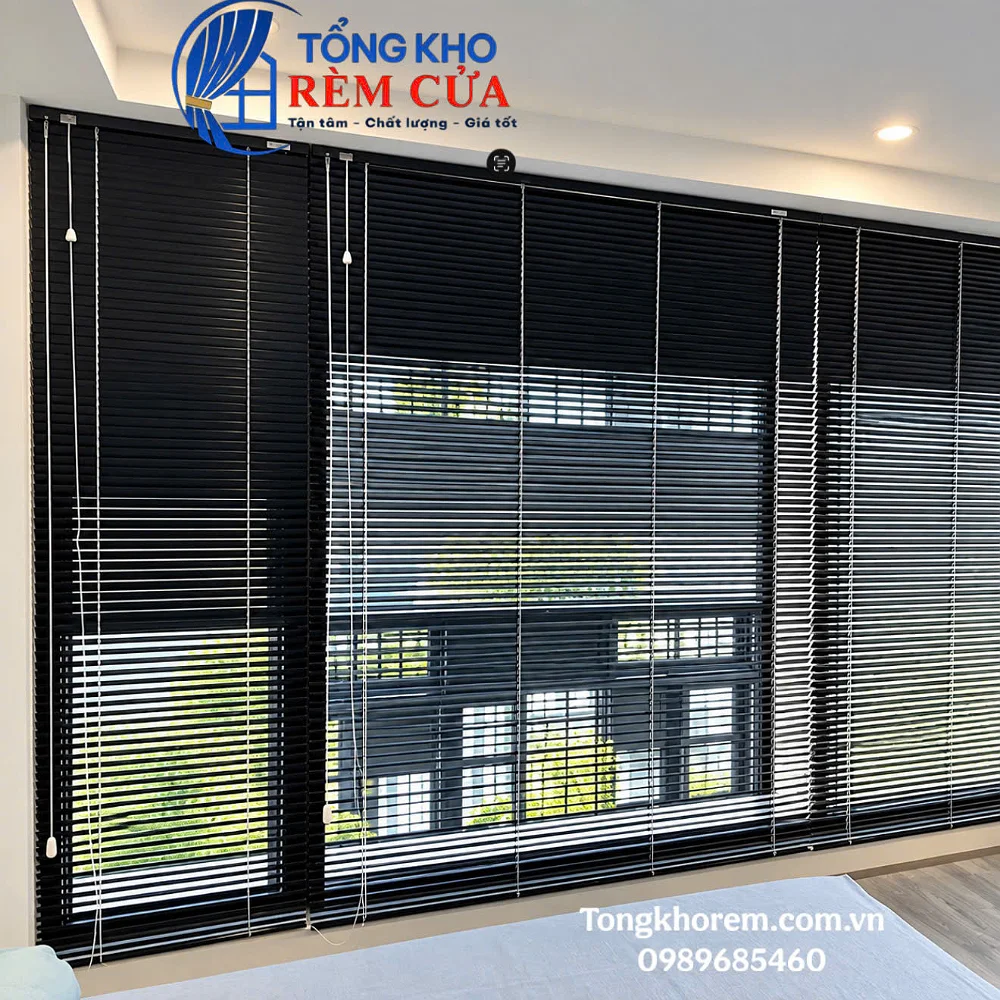 Rèm sáo nhôm màu đen hiện đại cho cửa sổ